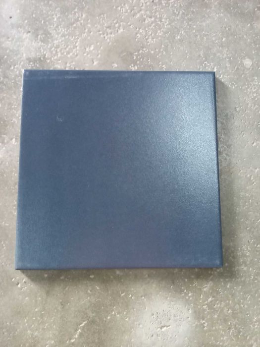 Mosaicos azuis, de   20x20 e  11 Mosaicos vermelhos, com 32x32 cms