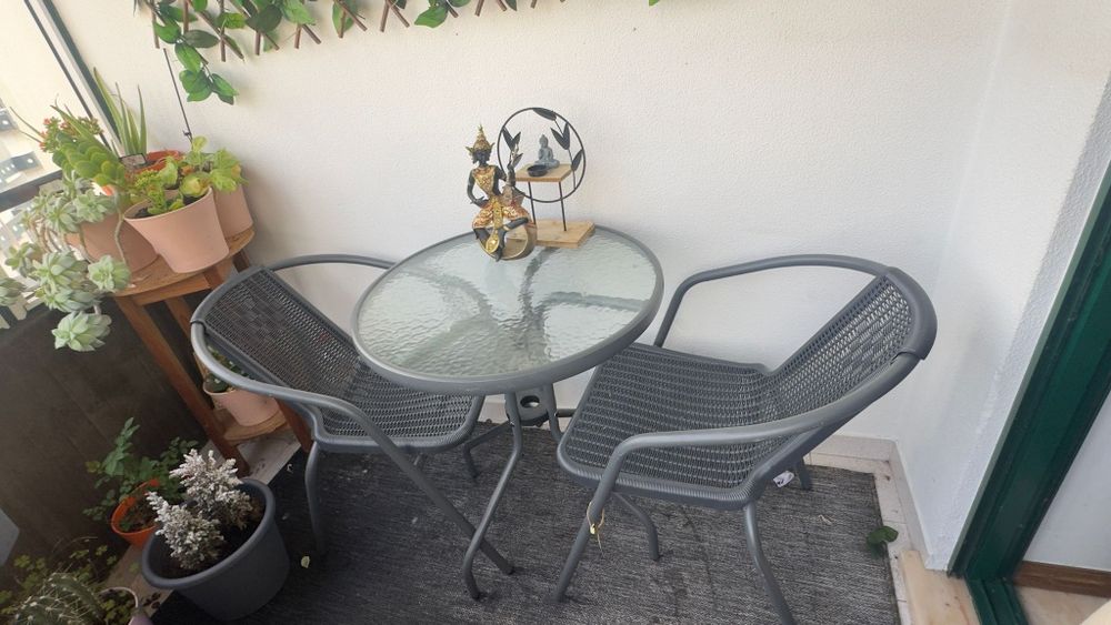 Mesa de vidro com 2 cadeiras