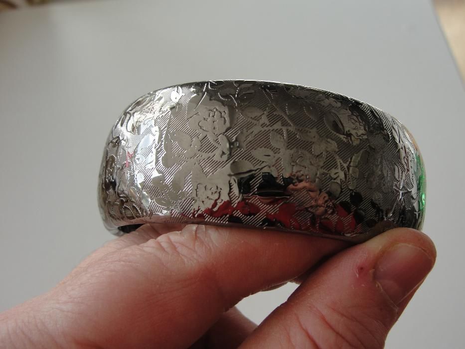 Pulseira Prateada com Desenho em relevo