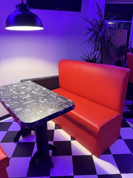 Czerwone boksy kanapy do restauracji amerykanskiej