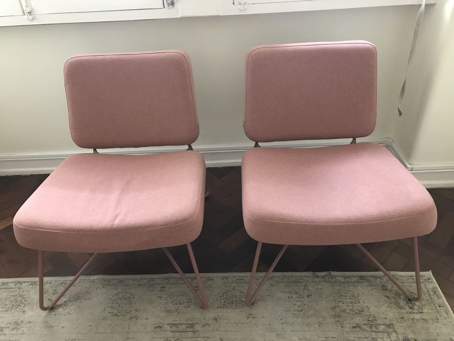 Cadeiroes em pano rosa