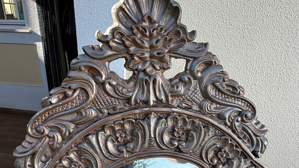Espelho decorativo com marcas da idade