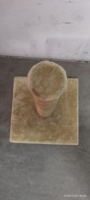 Arranhador para gatos. 60 alt, 40 base. Em Loulé.