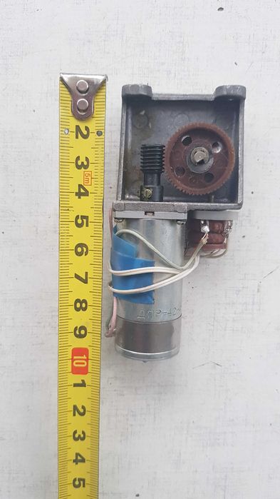 Электродвигатели ДПР-42-Ф1-03 с небольшим редуктором: 500 грн ...