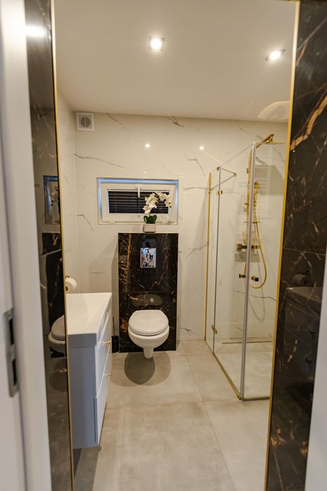 Domek nad jeziorem z jacuzzi sauną i linią brzegową