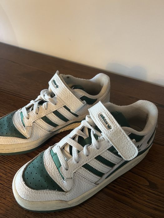 Sapatilhas verdes e brancas da Adidas