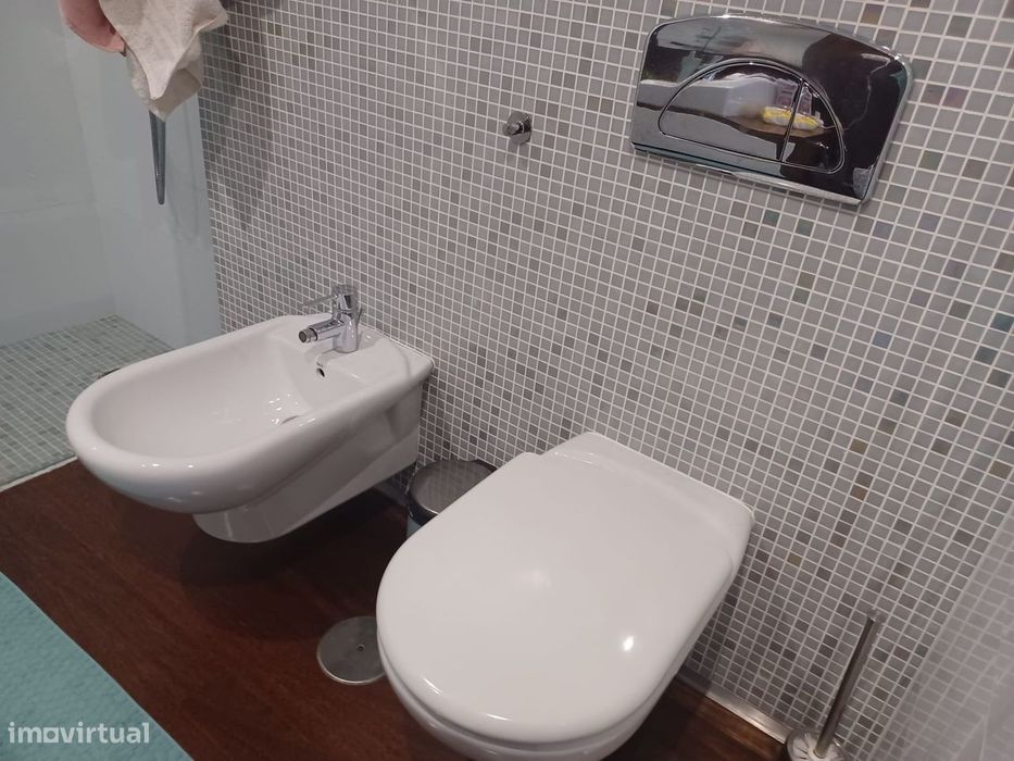 T2+1 com duas frentes e duas grandes varandas totalmente privadas.
