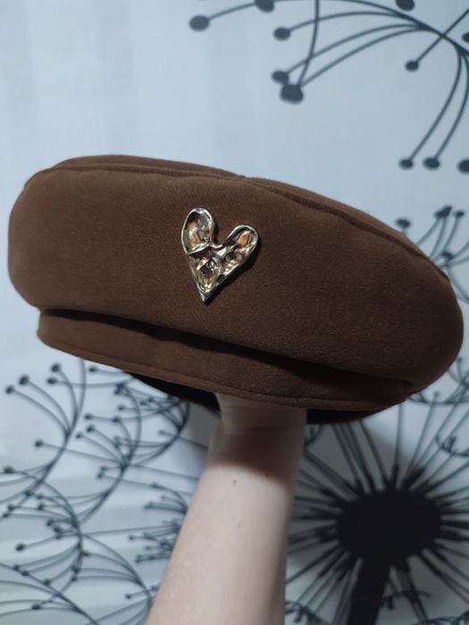 Берет коричневий