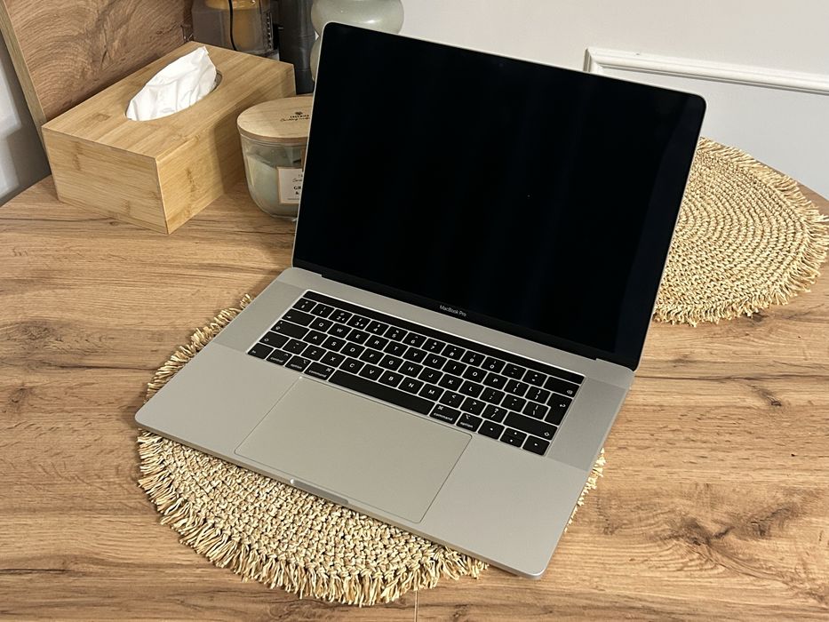 macbook pro 15.6 I9