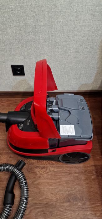 Пилосос миючий з аквафільтром Bosch BWD421PET