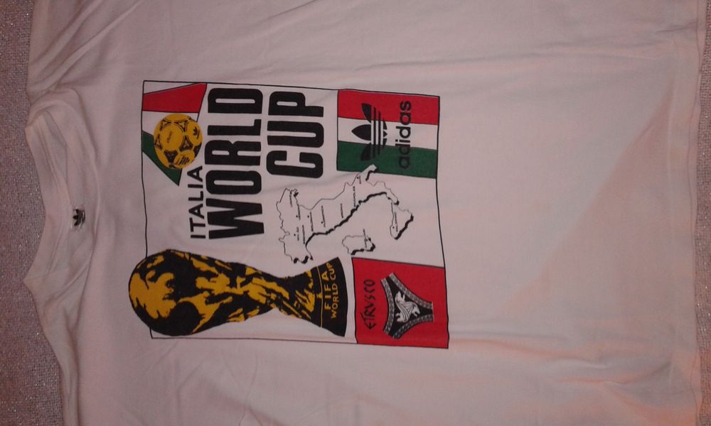 Camisola adidas, alusiva ao campeonato do mundo Itália 1990, bom estado.