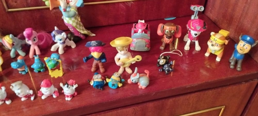 Іграшкові фігурки,машинки