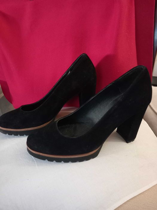 SAPATOS Pretos de Camurça - Salto Alto - COMO NOVOS