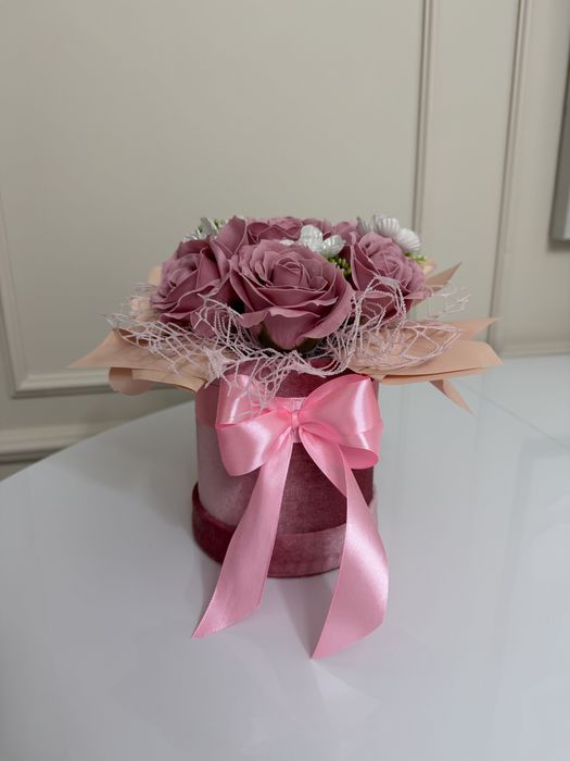 Box kwiatowy z kokardą na urodziny, Dzień Babci