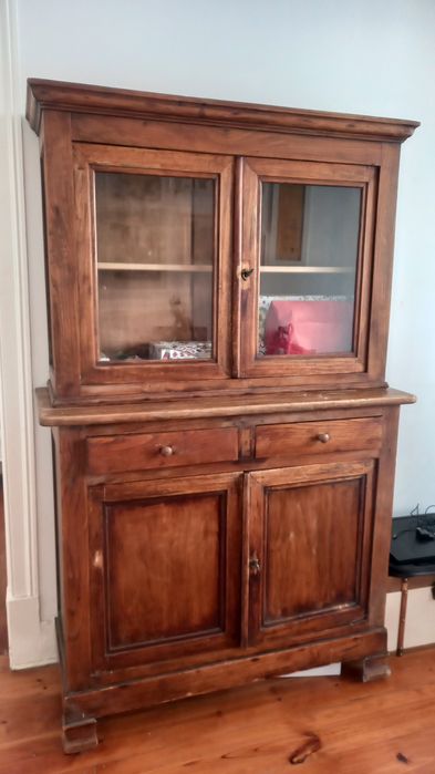 Cristaleira rústica antiga de madeira em duas partes