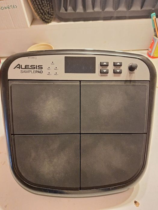 Alesis Sample Pad c/ suporte (sem funcionar)