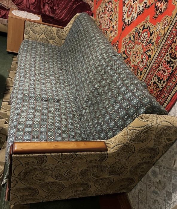 Продам старі дивани та мебельну стінку