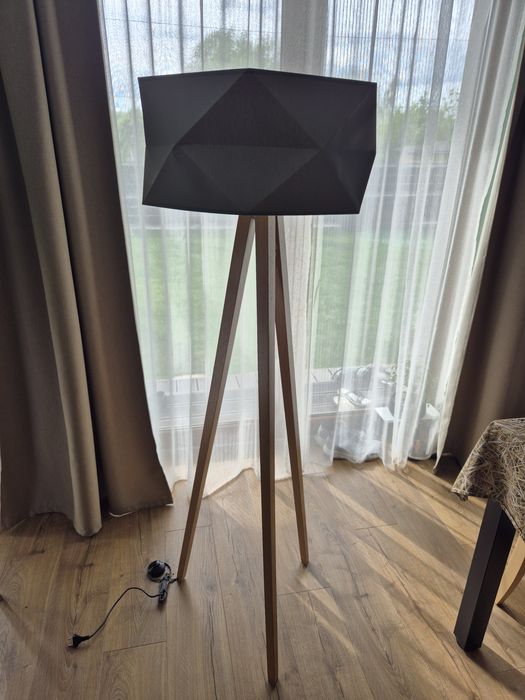 Lampa podłogowa szara drewno