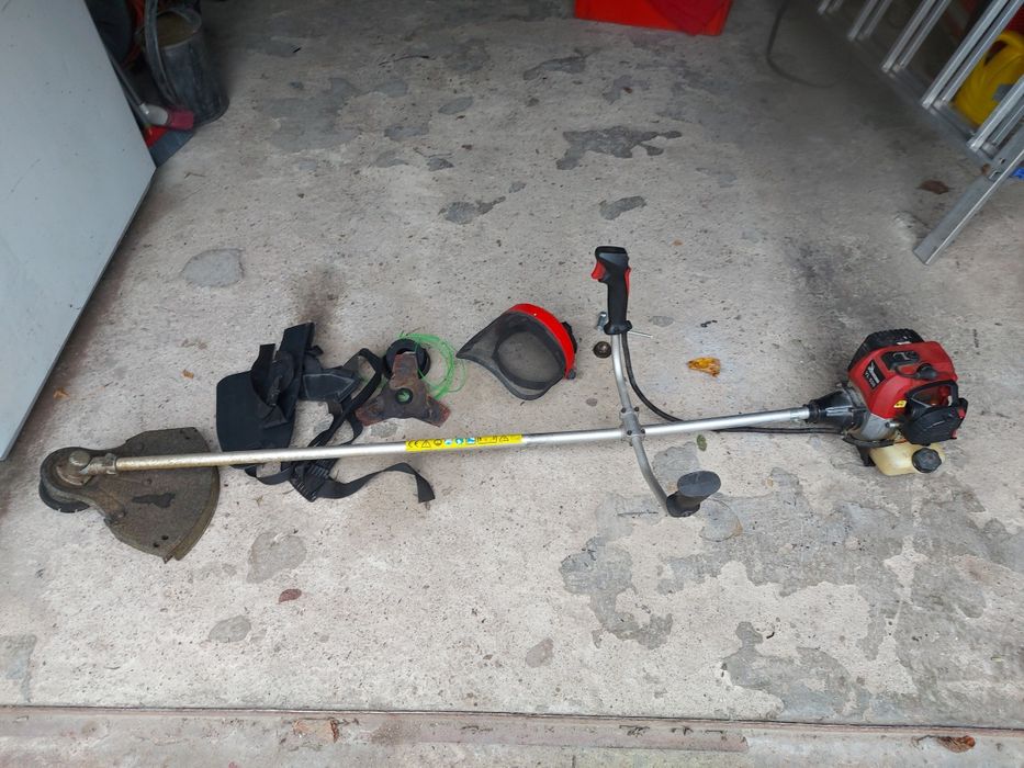 Kosa spalinowa z nożem