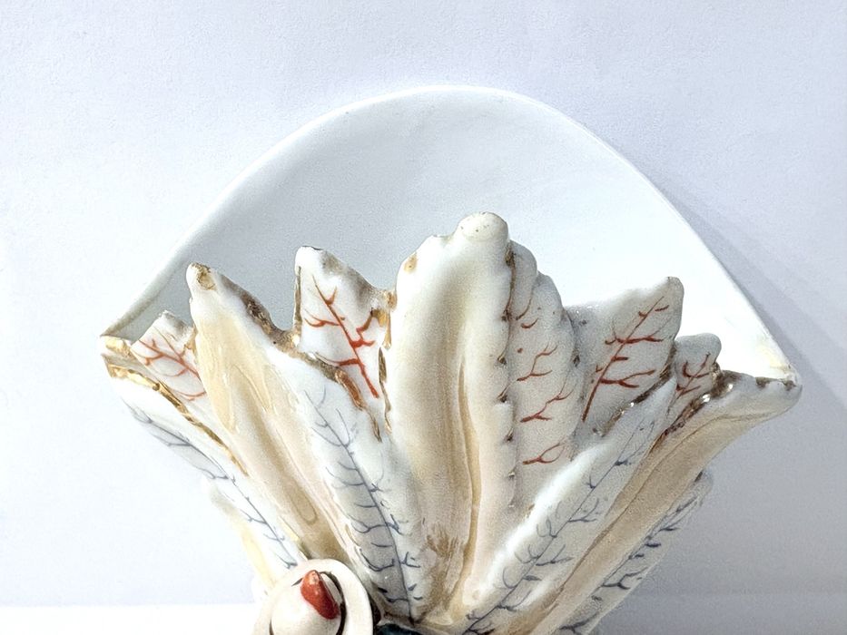 Antiga jarra leque com motivo de caça em porcelana inglesa Staffordshire
