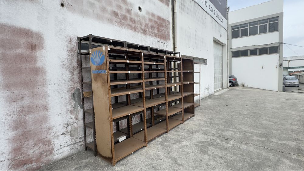Vende se estantes