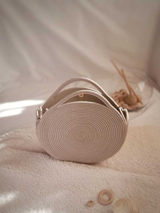 Жіноча кругла сумочка з плетеним ременем через плече. Handmade