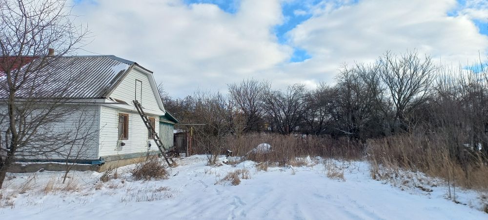 Продам пів будинка та земельну ділянку