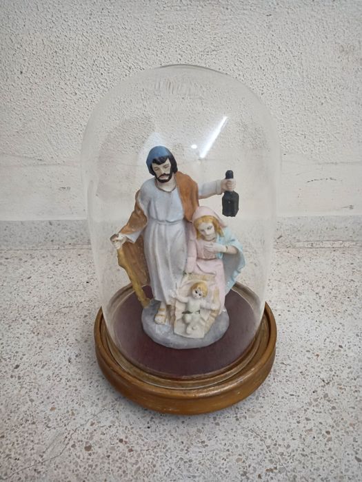 Belíssima redoma com 25cm base em madeira e sagrada família em marfini