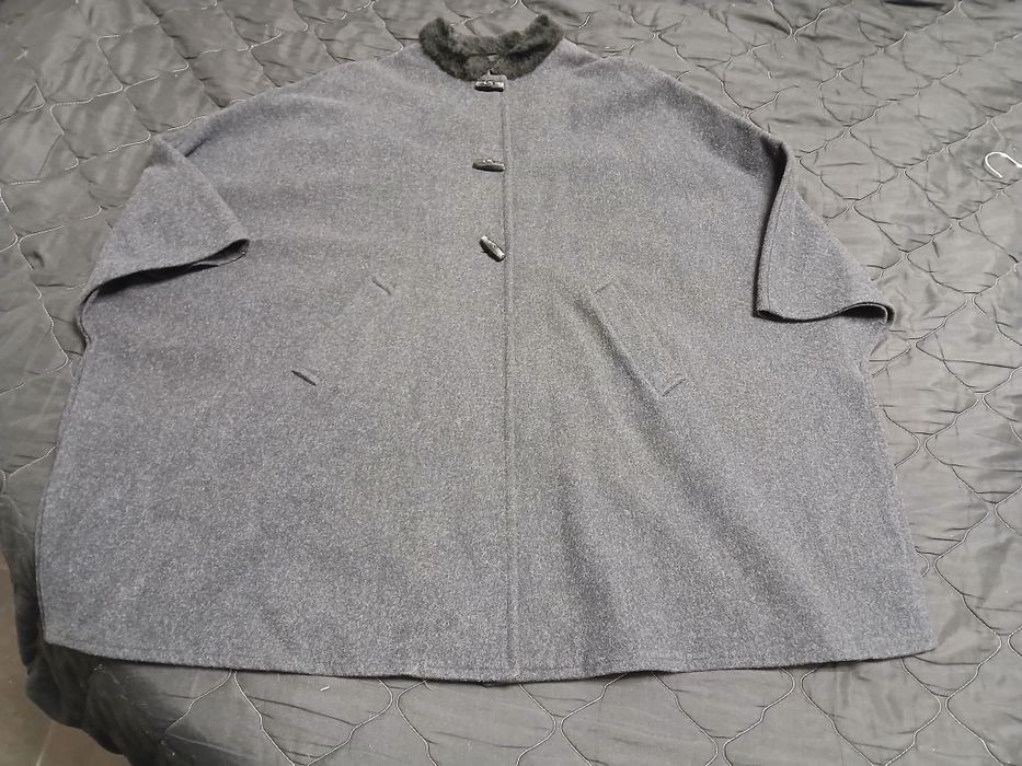 Poncho em tons de cinza