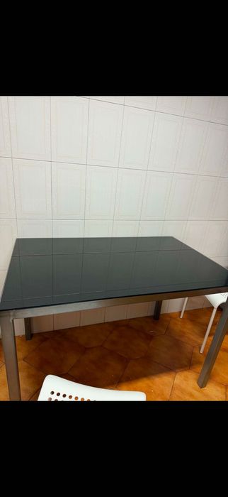 Mesa com tampo em vidro