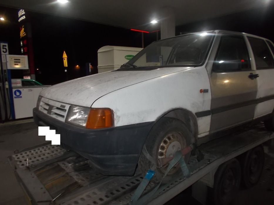 Fiat Uno,biały,5 drzwi,przeznaczony na części