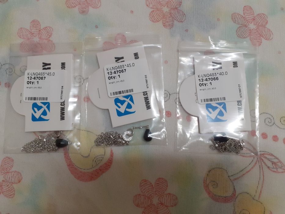 Vendo colares/fios revestidos cor de prata. NOVOS.Com etiqueta