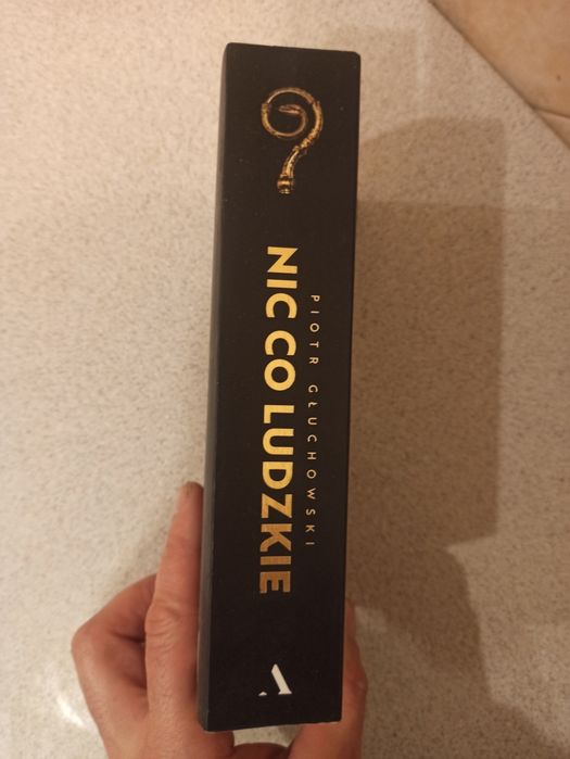 Nic co ludzkie książka