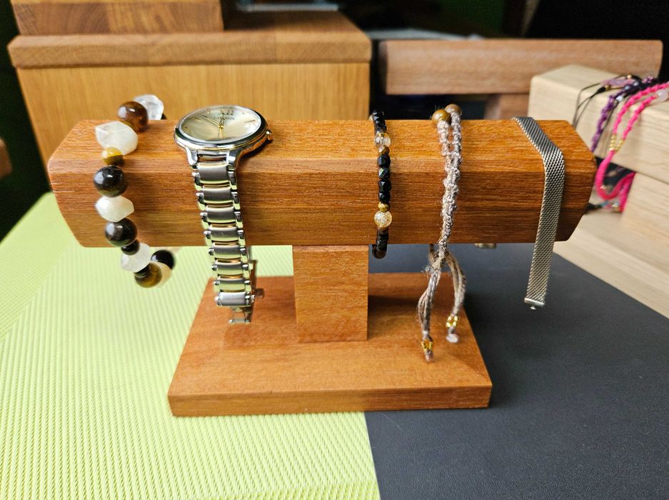 Stojak ekspozytor na zegarki bransoletki drewno Bangkirai olejowany