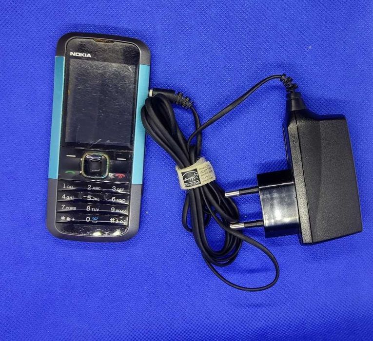 Telemóveis e acessórios antigos não funcionais coleção