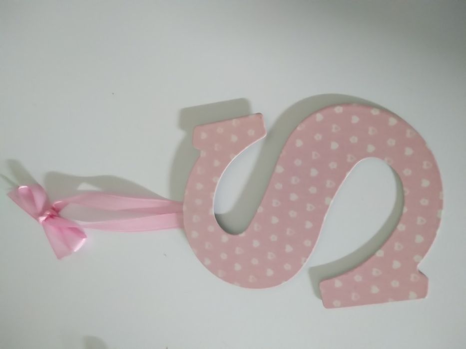 Nome Inês para colocar na parede laço de fita rosa