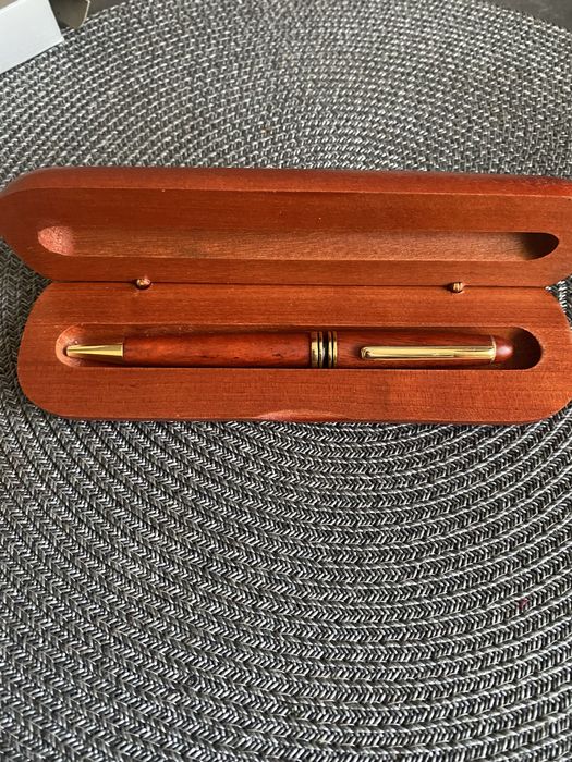 Ручка  шариковая  подарочная.