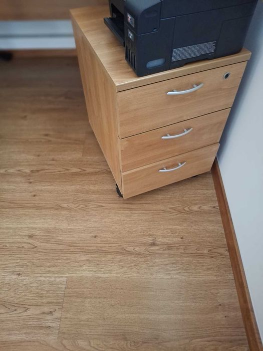 mesa escritório e móvel de gavetas