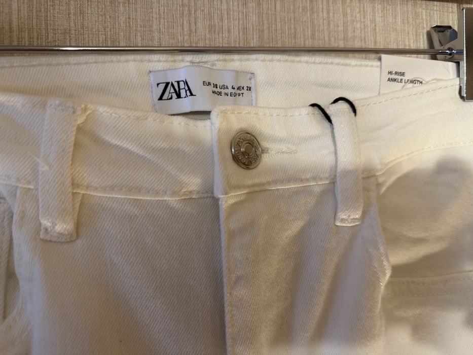 Білі джинси Zara з необробленими краями, розмір S. Нові