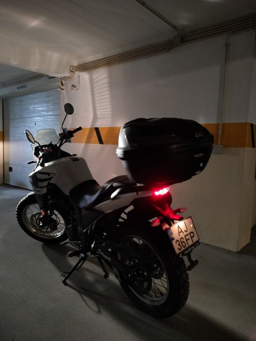 Malaguti Dune 125 + mala Givi Blade com almofada + suporte para telemóvel SP Connect + alarme de disco Auvray