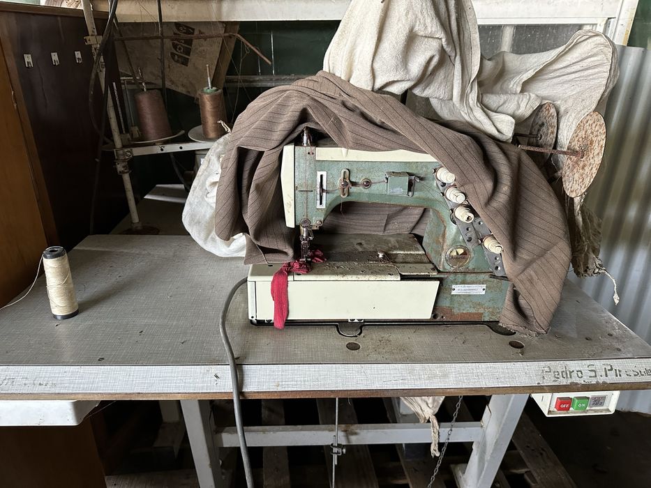 Maquina de costura recobrimento