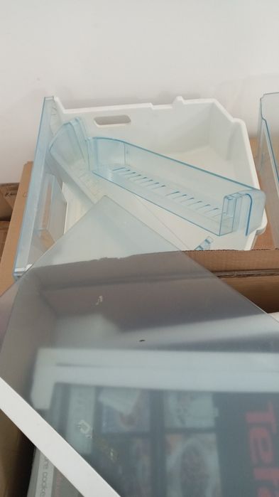 Продам полки для холодильника