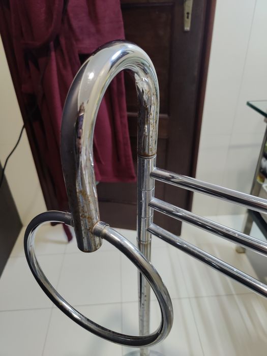 Toalheiro de pé alto base mármore