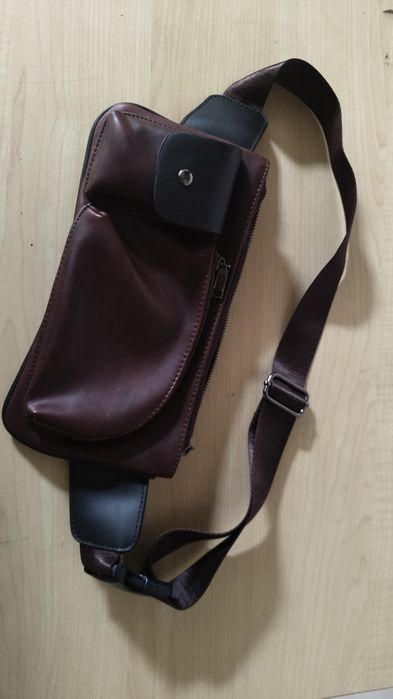Bolsa cintura em pele