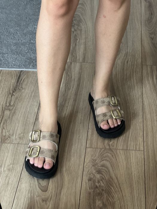 Stylowe klapki z klamrami