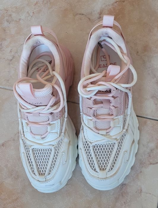 Ténis Rosa-Branco utilizados poucas vezes