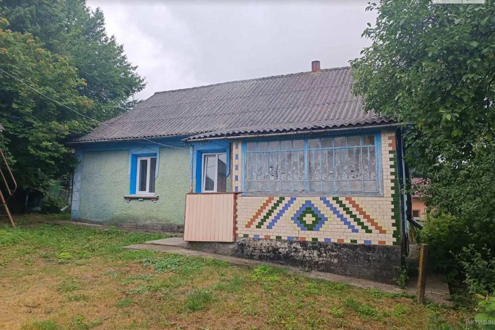 Будинок з великою ділянкою, житловий стан, є літня кухня, сад, меблі залишаються 45477