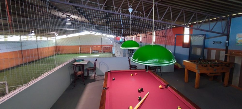 Aluga-se Pavilhão de Futsal c/piso de relva sintética