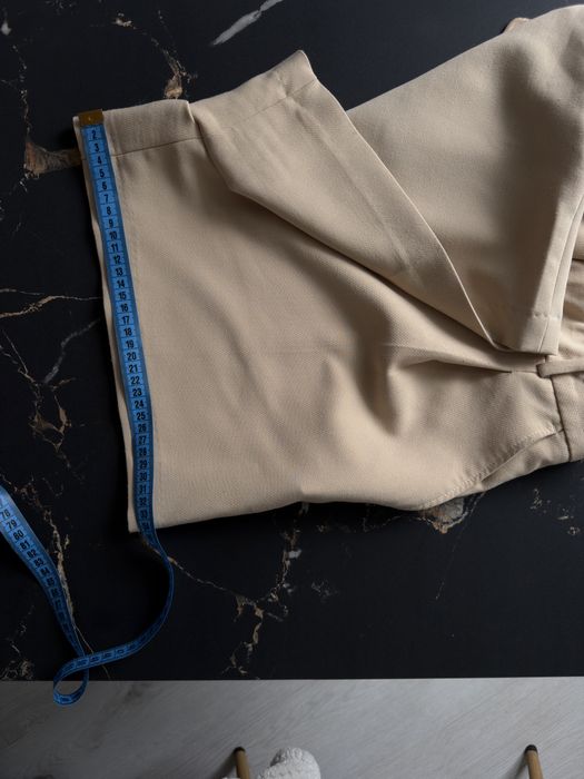 Бежеві шорти з високою посадкою Zara