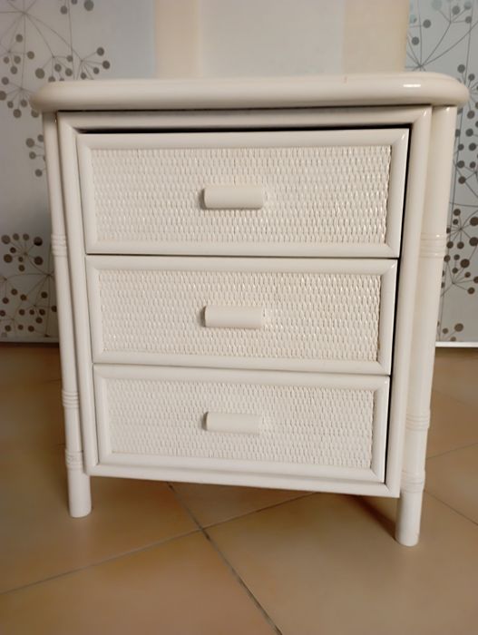 Mesa de cabeceira branca